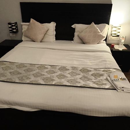 Pearl Suites At Omex Entrenity Вриндавана Экстерьер фото