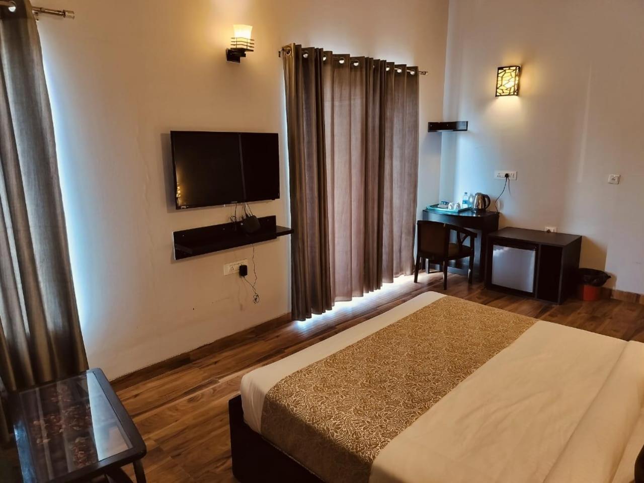 Pearl Suites At Omex Entrenity Вриндавана Экстерьер фото