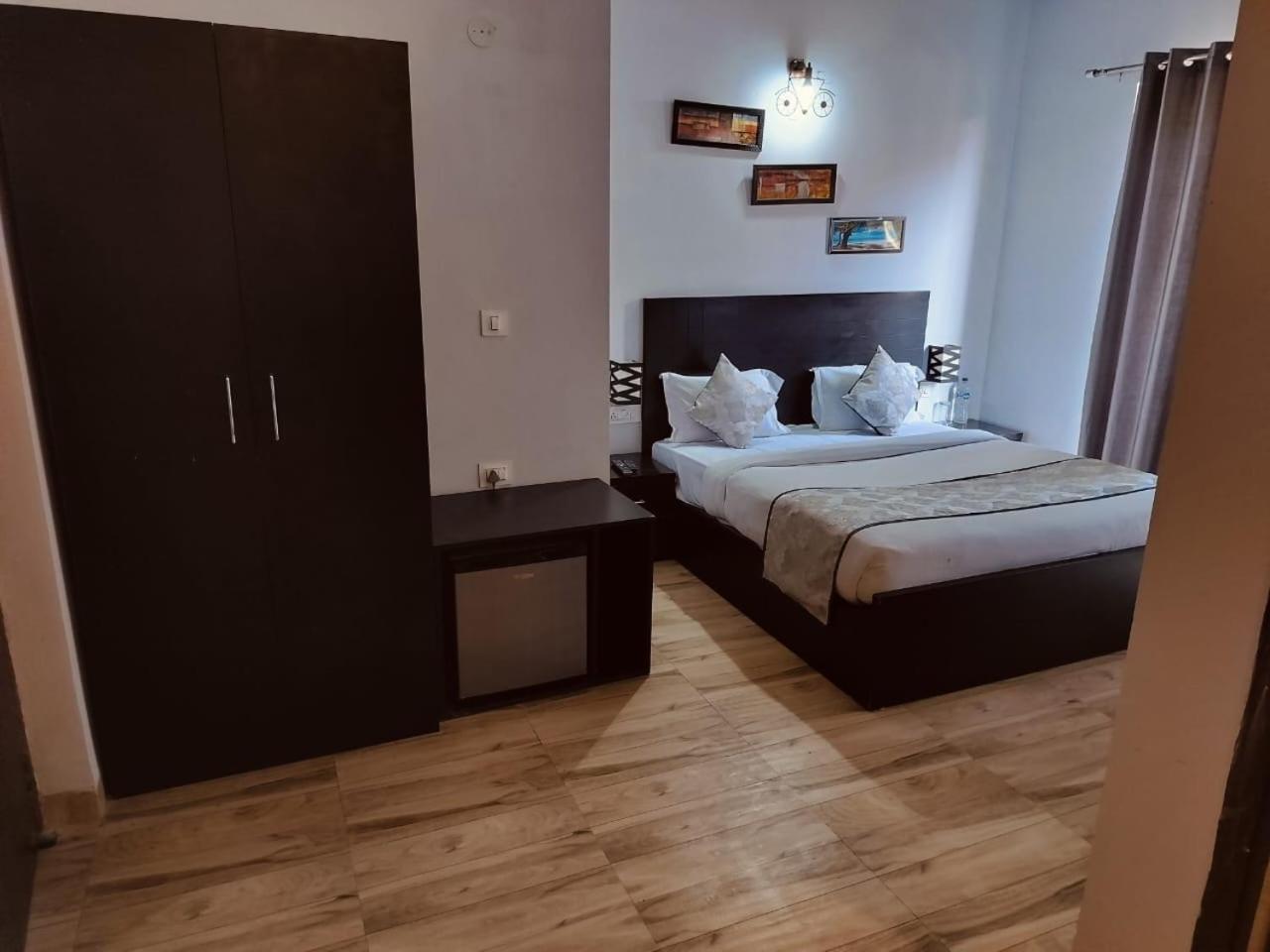 Pearl Suites At Omex Entrenity Вриндавана Экстерьер фото