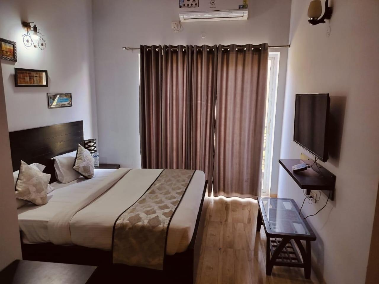 Pearl Suites At Omex Entrenity Вриндавана Экстерьер фото