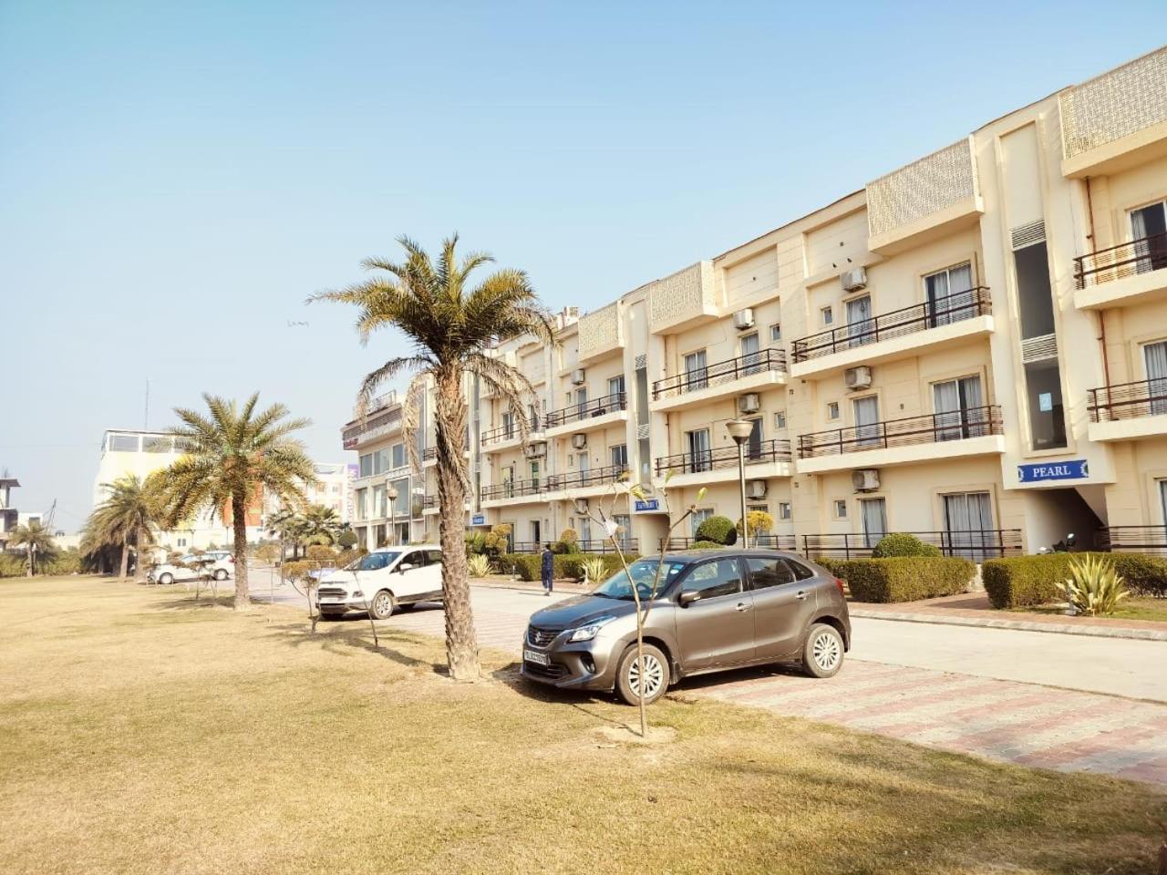 Pearl Suites At Omex Entrenity Вриндавана Экстерьер фото