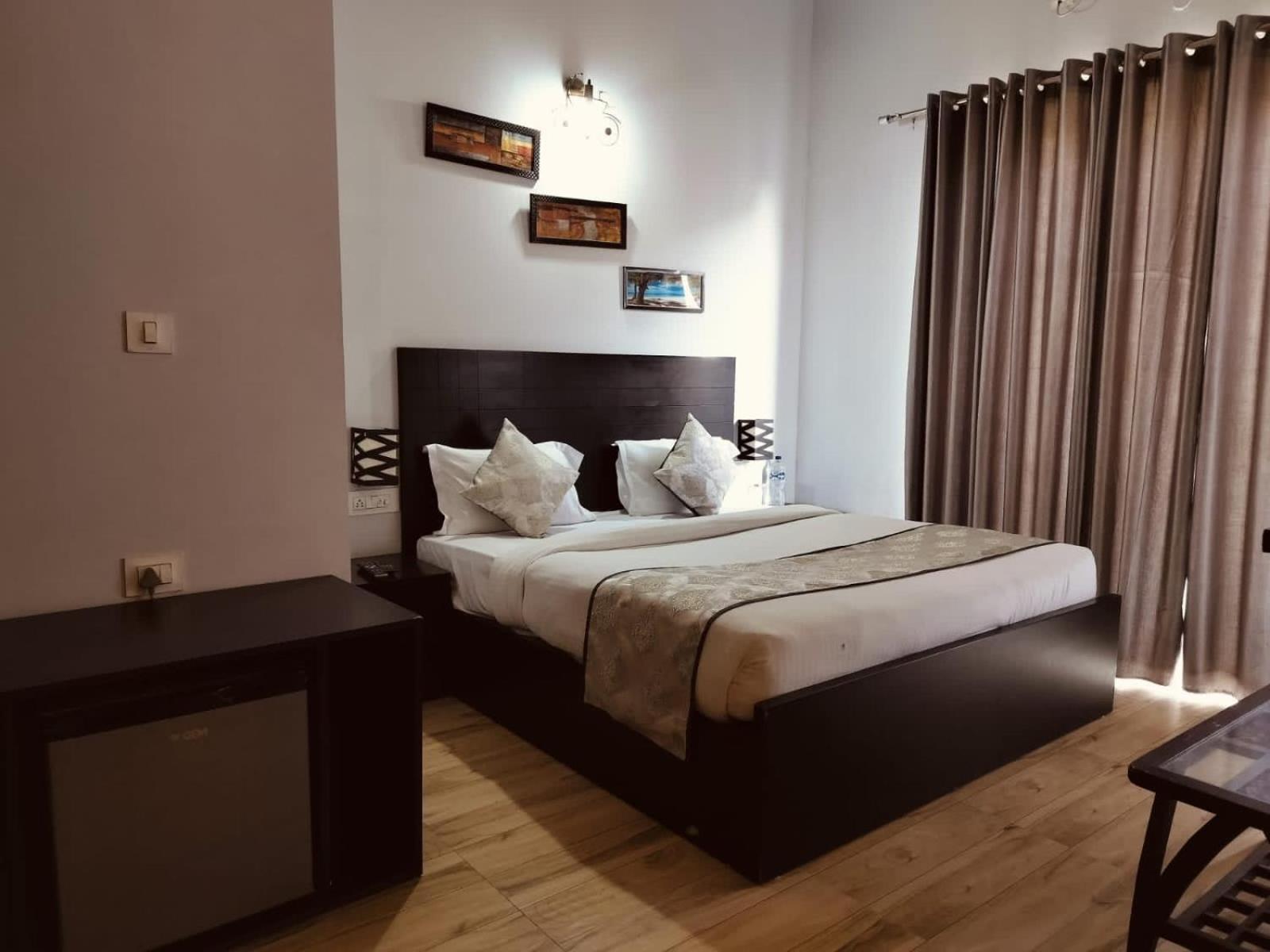 Pearl Suites At Omex Entrenity Вриндавана Экстерьер фото