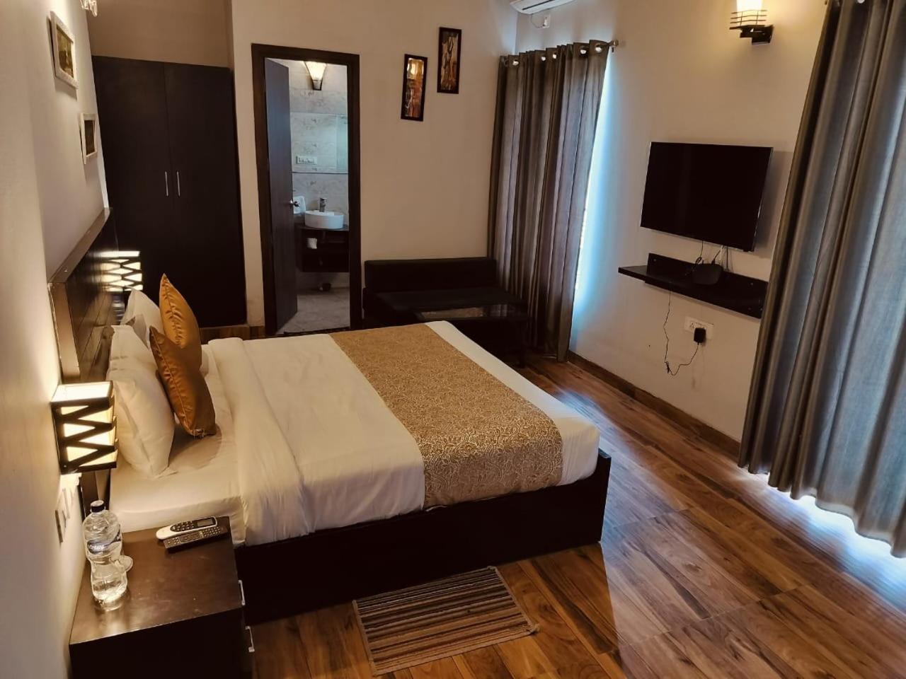 Pearl Suites At Omex Entrenity Вриндавана Экстерьер фото
