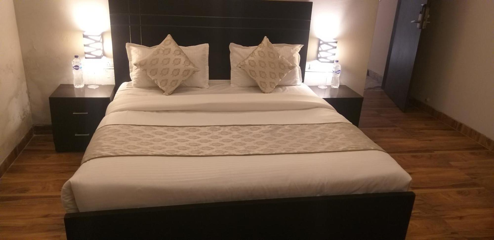 Pearl Suites At Omex Entrenity Вриндавана Экстерьер фото