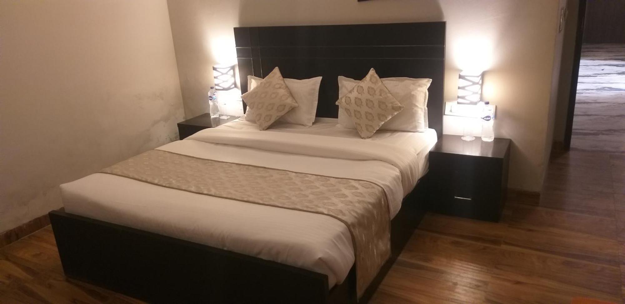 Pearl Suites At Omex Entrenity Вриндавана Экстерьер фото