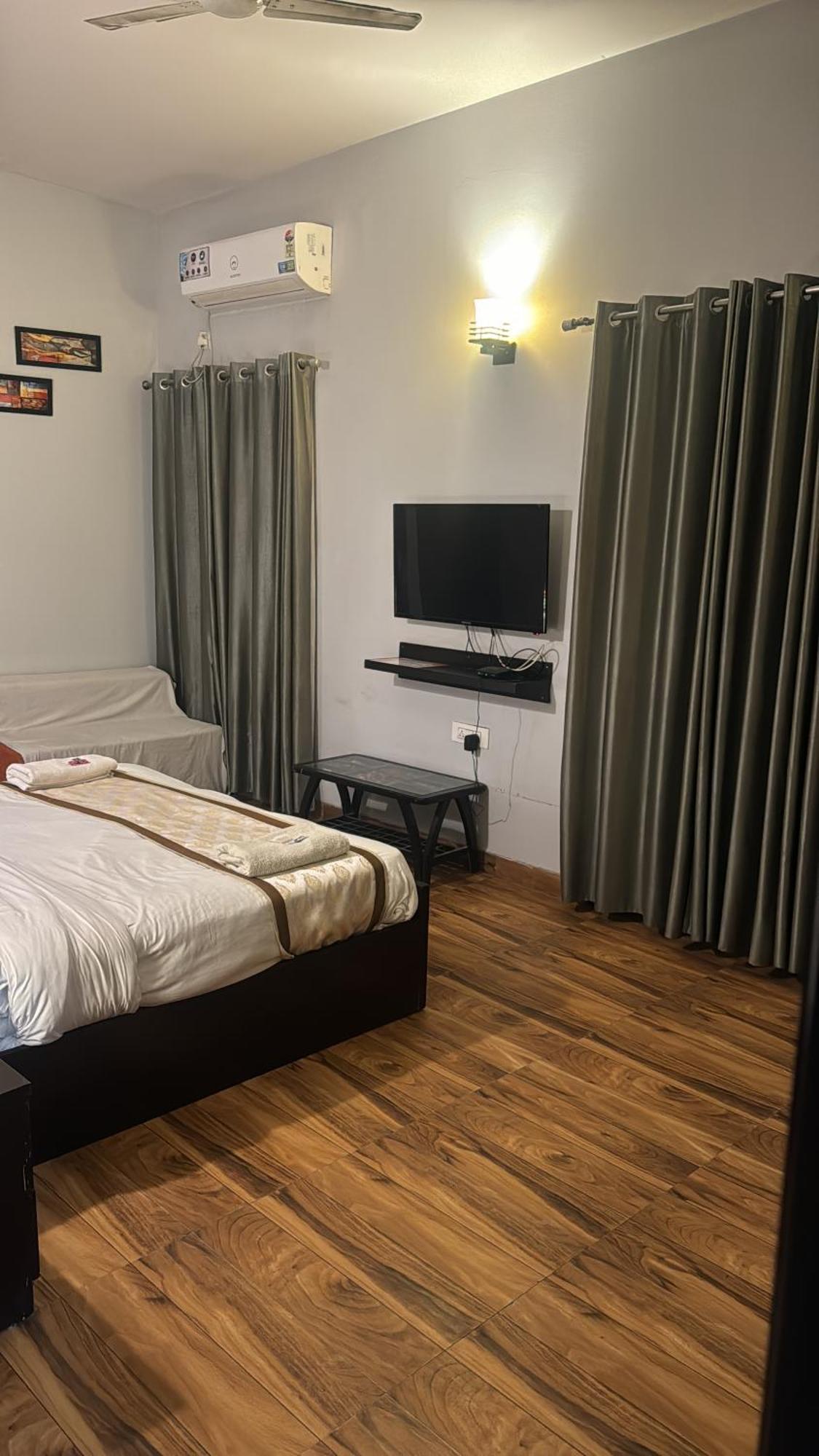 Pearl Suites At Omex Entrenity Вриндавана Экстерьер фото