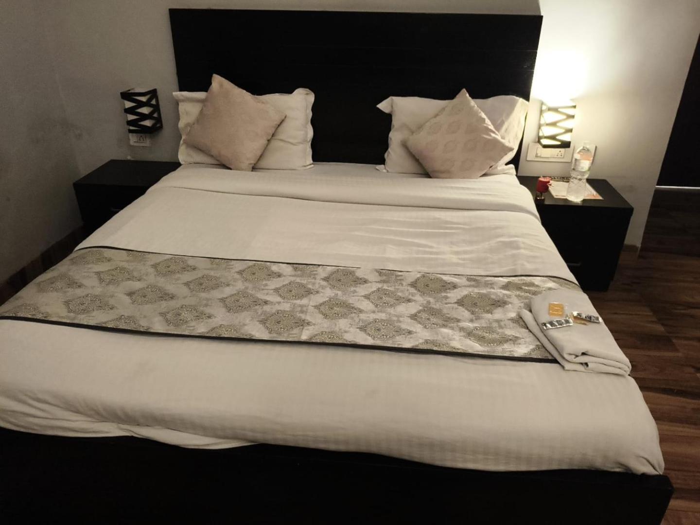 Pearl Suites At Omex Entrenity Вриндавана Экстерьер фото