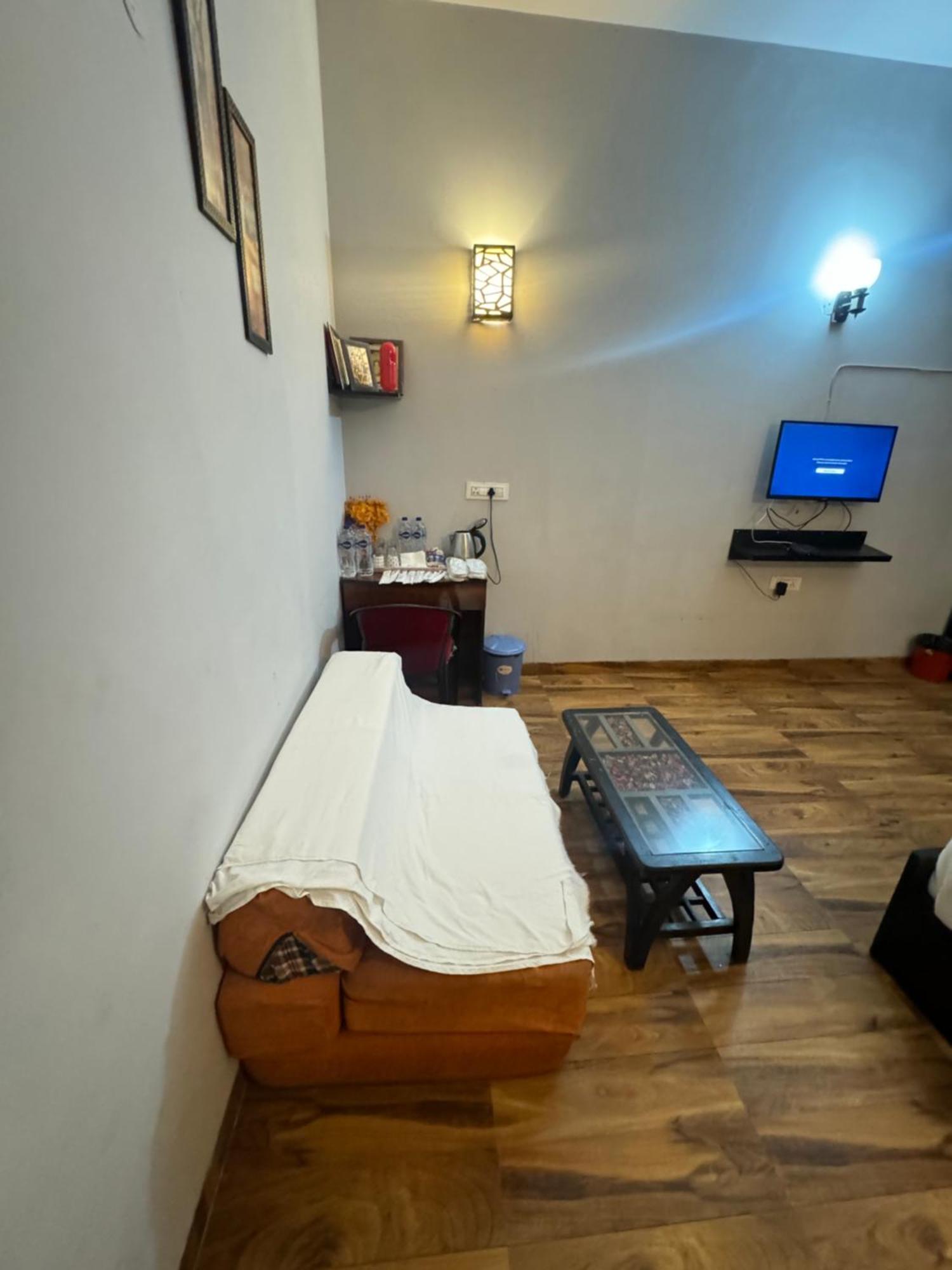 Pearl Suites At Omex Entrenity Вриндавана Экстерьер фото