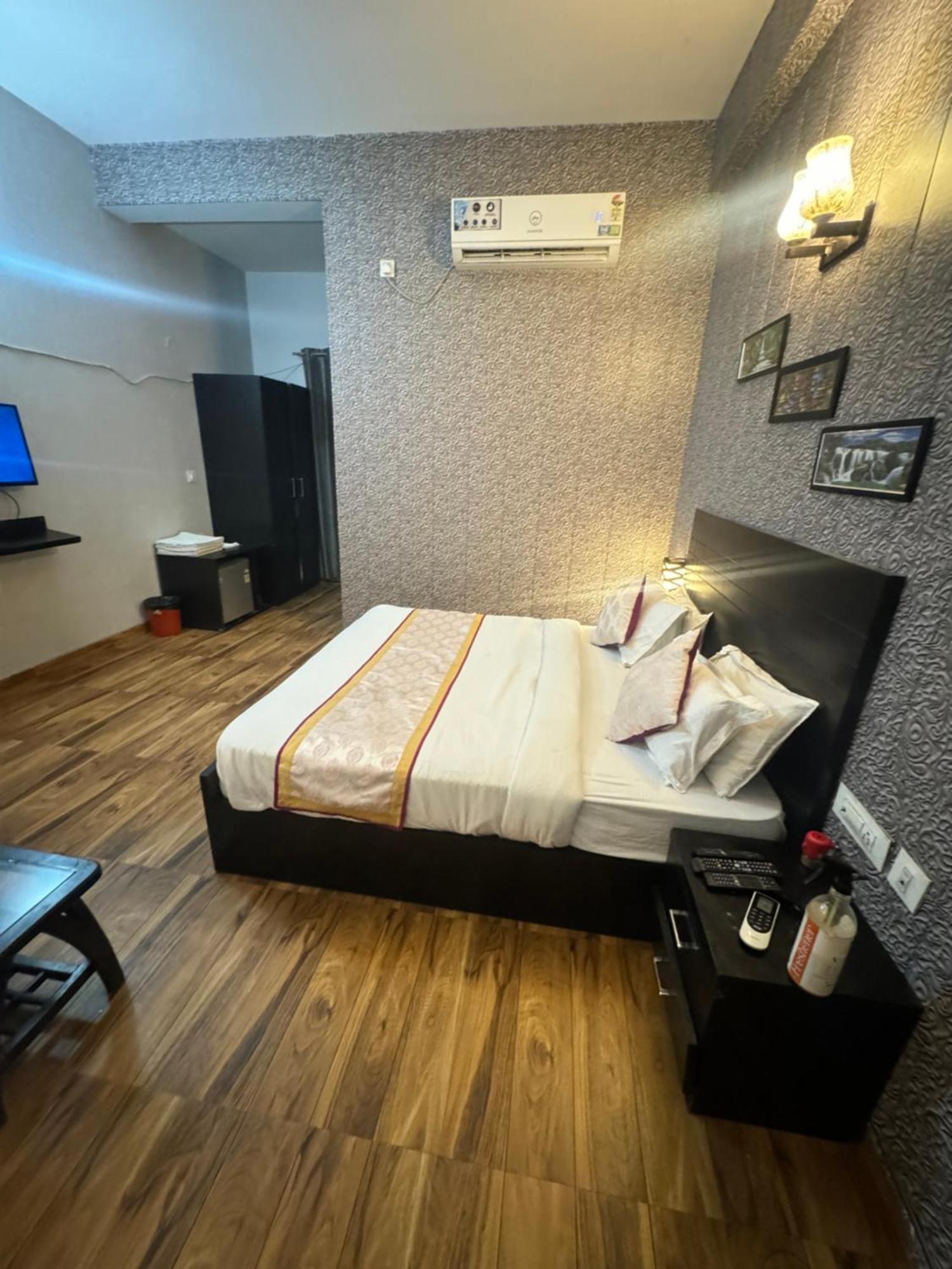 Pearl Suites At Omex Entrenity Вриндавана Экстерьер фото