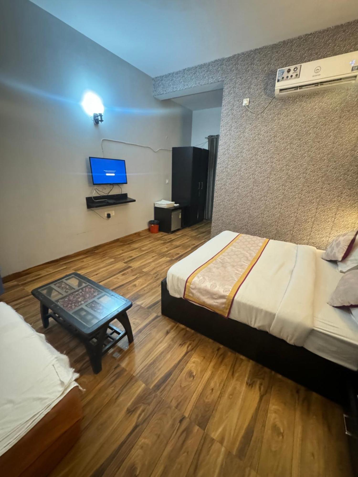 Pearl Suites At Omex Entrenity Вриндавана Экстерьер фото